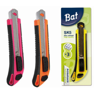 Cutter ergonomico antideslizante + 3 cuchillas alta calidad colores surtidos bismark 312209